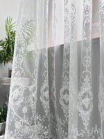 rideau blanc brodé fleurs transparent moderne élégant français chambre salon decoration blanches