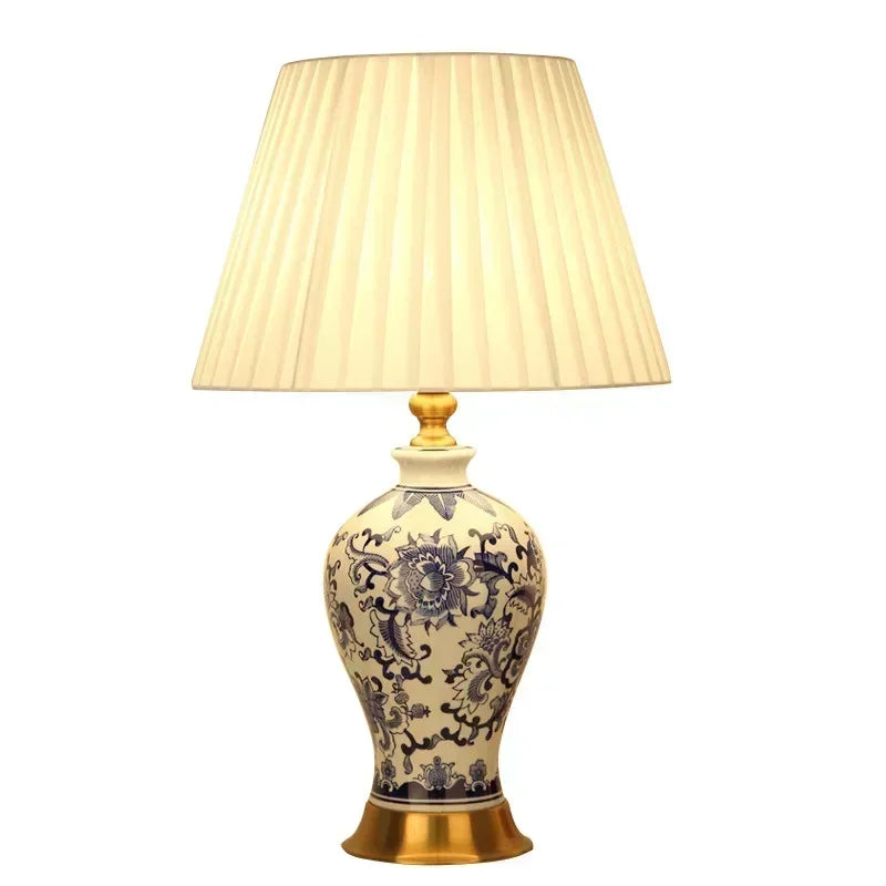 lampe table céramique motifs floraux abat jour plissé base dorée classique blanc bleu vert