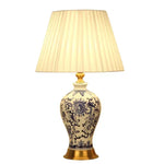 lampe table céramique motifs floraux abat jour plissé base dorée classique blanc bleu vert
