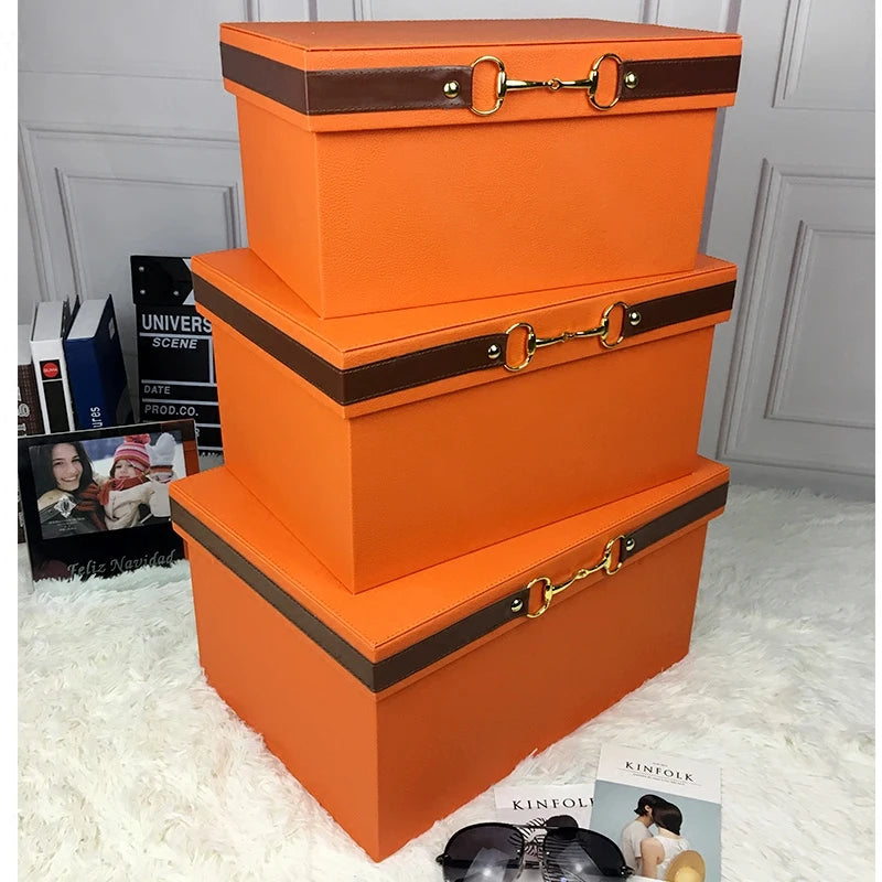 Plusieurs bacs de rangement colorés organisés dans une chambre