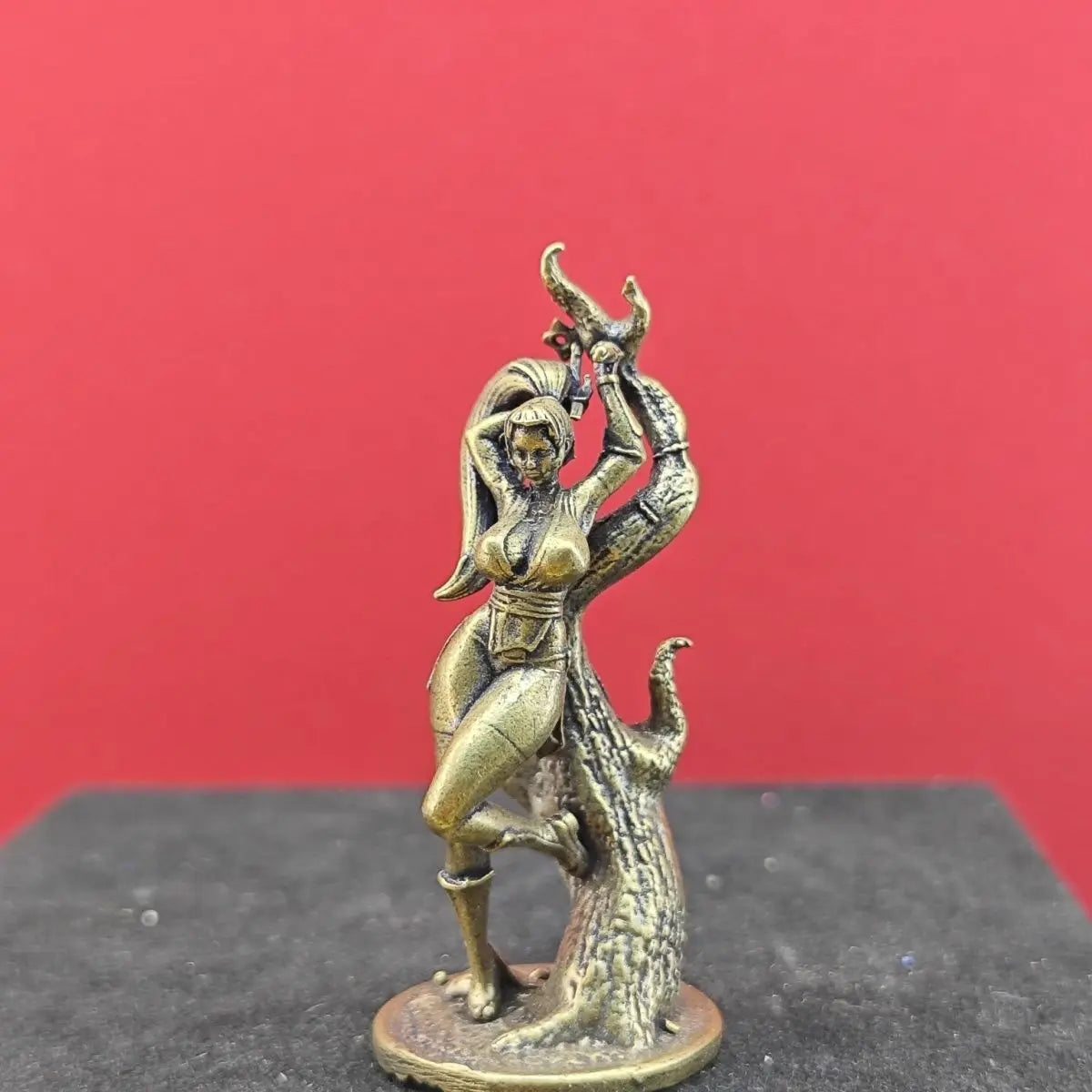statue miniature femme combat reptile bronze doré détails sculptés base circulaire collection fantaisie ornement