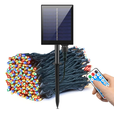 Guirlande lumineuse solaire LED en forme d'étoiles illuminant un jardin la nuit