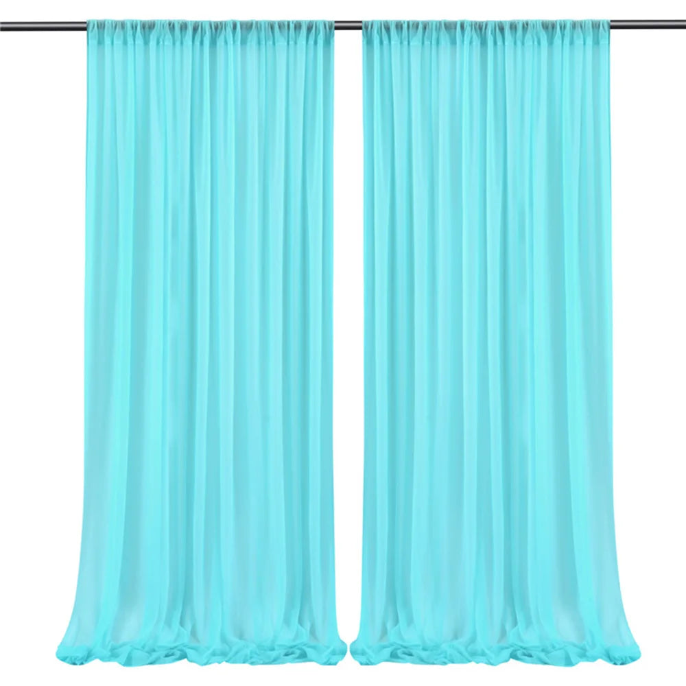 Des rideaux bleu turquoise élégants et légers, parfaits pour créer une ambiance apaisante et relaxante dans une pièce.