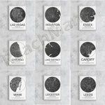 Cette image présente une collection de cartes urbaines de différentes villes du monde, dans un style sobre et minimaliste. Chaque carte met en évidence le réseau routier de la ville correspondante sur un fond sombre, avec le nom de la ville au centre.