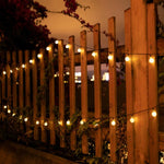 Guirlande solaire étanche IP65 décorant une terrasse extérieure