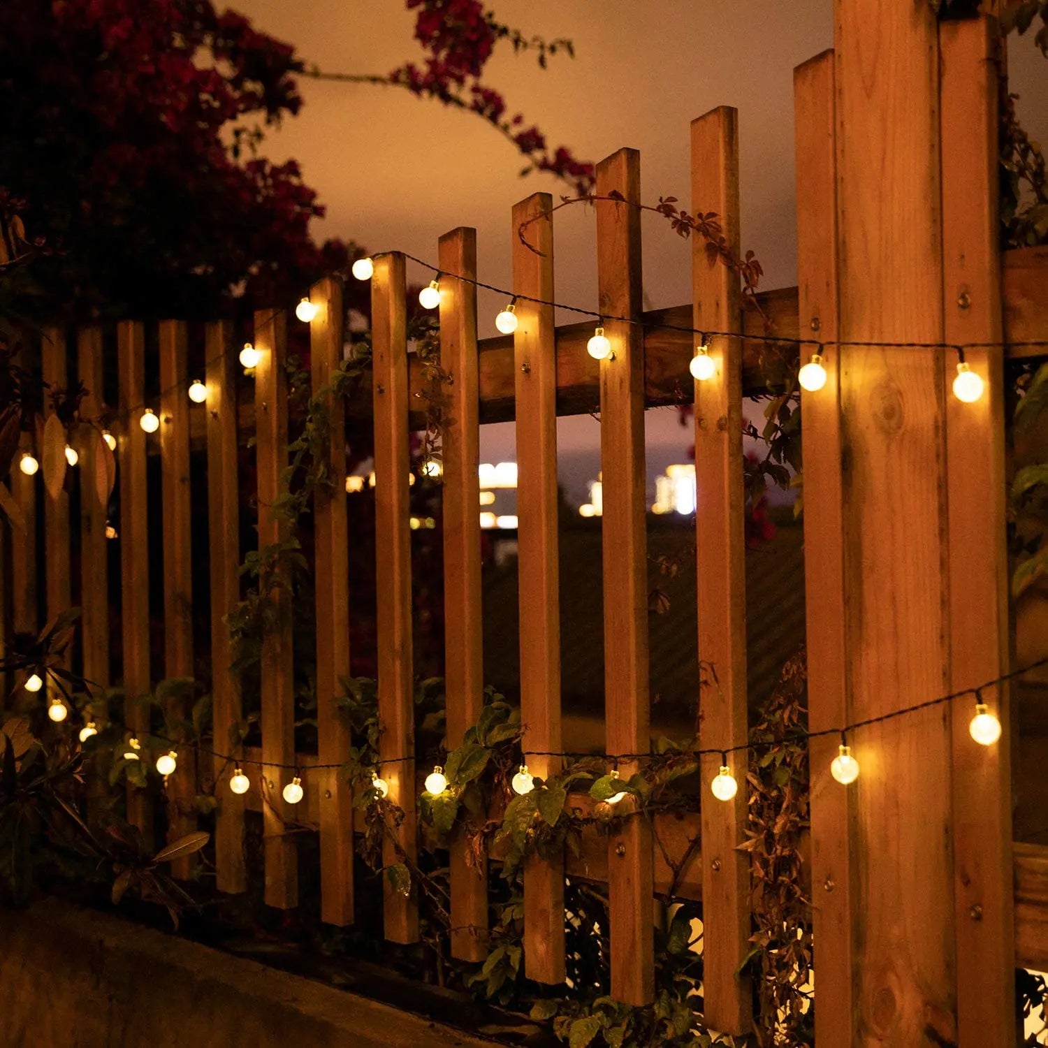 Guirlande solaire étanche IP65 décorant une terrasse extérieure