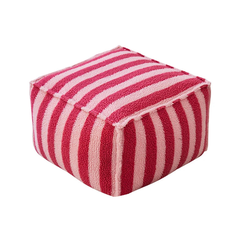 coussin carré laine rayé rouge blanc noir décoration maison confortable siège repos pied