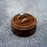 boîte bijoux marron grain bois classique coussin noir anneaux bague solitaire bague mariage étui
