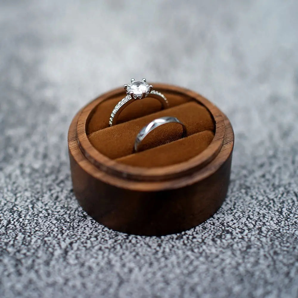 boîte bijoux marron grain bois classique coussin noir anneaux bague solitaire bague mariage étui