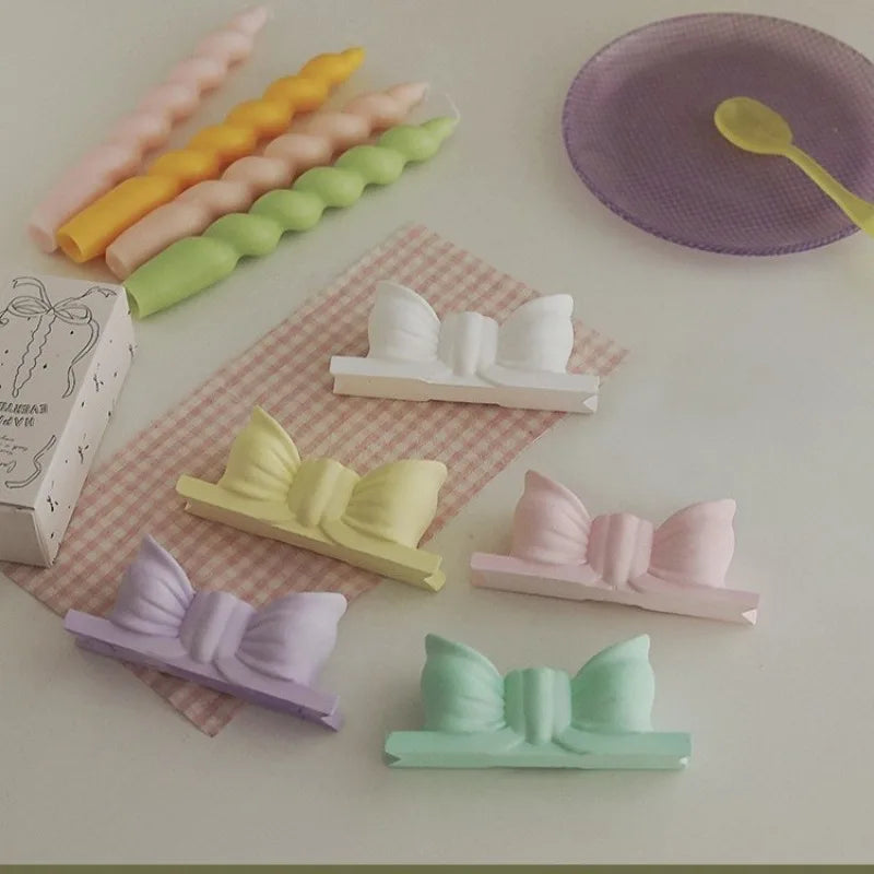 bougies moderne violet rose jaune vert rubans clips mariage décoration créative maison