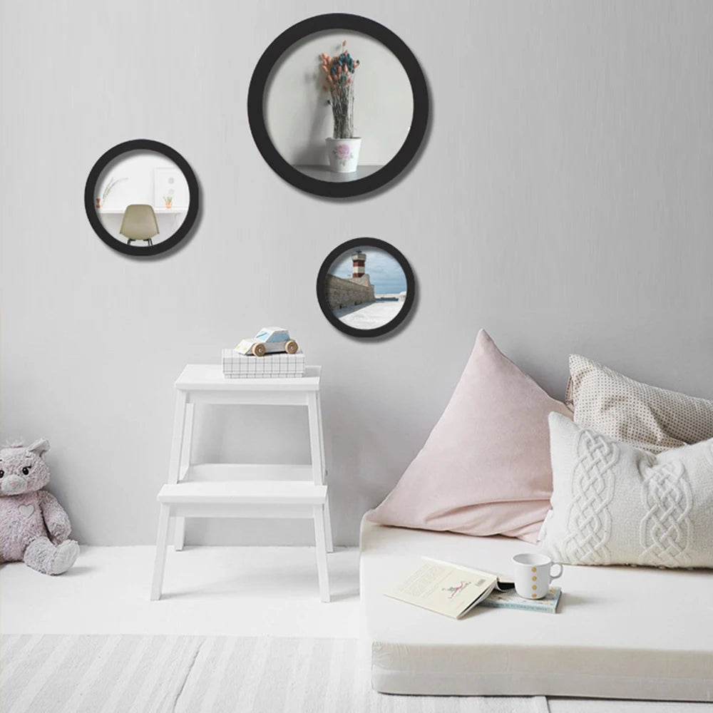 cadres photo ronds bois blanc noir minimaliste décoration intérieure fixations murales images clous adhésif