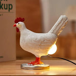 lampe décorative moderne poule blanc rouge détails sculptés chambre coucher