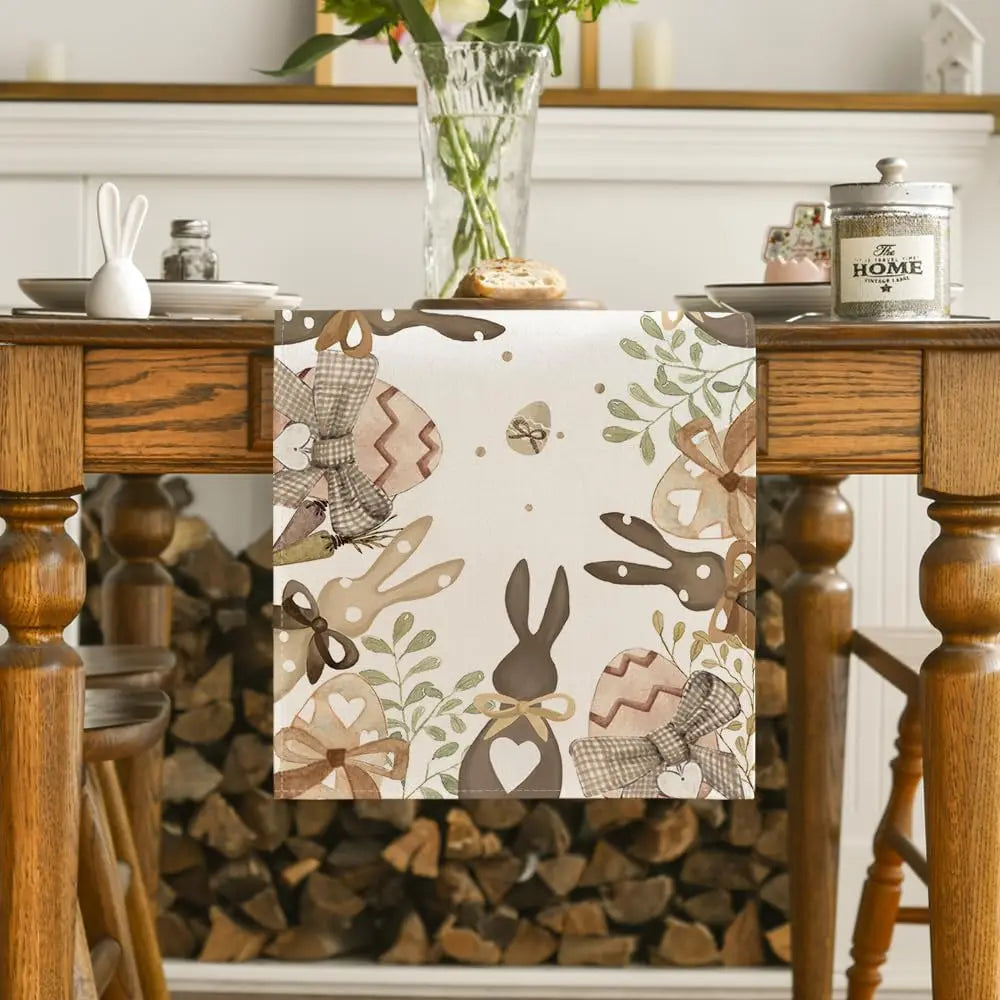 Motif rustique de Pâques avec des lapins, des œufs décorés et des éléments floraux sur fond clair, créant une ambiance chaleureuse et printanière dans une pièce meublée de bois.