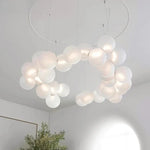 suspension lumineuse moderne blanc boules sphériques opacité câbles suspendus led élégante salon décoration maison