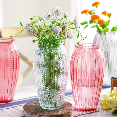 Grand vase en verre transparent coloré à oreilles de blé sur table basse