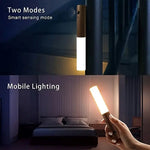 lampe poche rechargeable adhésive moderne bois marron foncé blanc texture naturelle interrupteur port charge