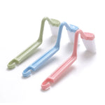 brosse toilette incurvée poignée bleue verte rose fixations pratiques utilitaires salle bains