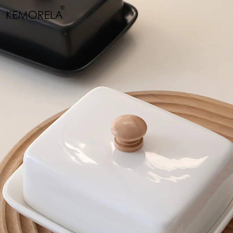 Beurrier en céramique utilisé pour conserver du fromage frais