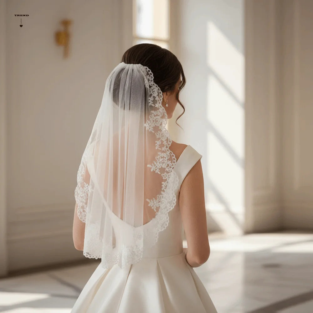 voile mariée dentelle fine blanc ornements floraux translucide classique peigne métallique élégante bride