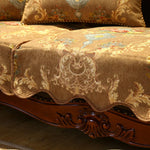 Ce canapé élégant arbore un design baroque luxueux avec des motifs floraux dorés sur un tissu velours marron, rehaussé par une magnifique sculpture en bois foncé.