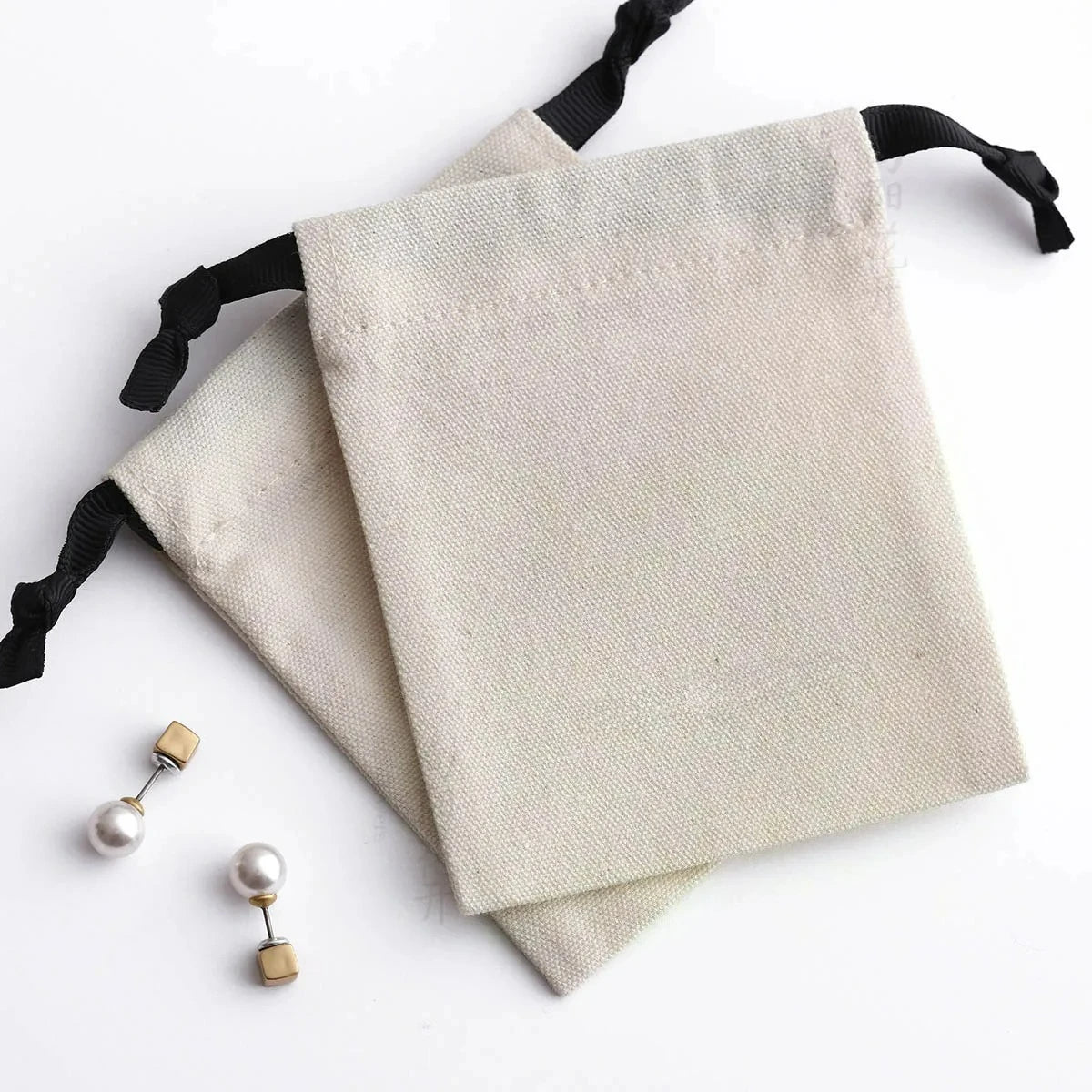sac bijoux toile coton fleuri ruban noir beige clair minimaliste réutilisable personnalisable logo imprimé