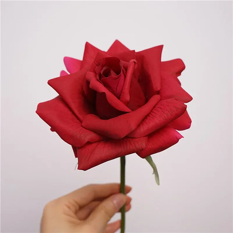 décoration intérieure bouquet roses artificielles blanc rose clair détails fins réaliste erotique anniversaire mariage