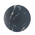 Plateau rond en marbre noir avec des motifs texturés blancs.