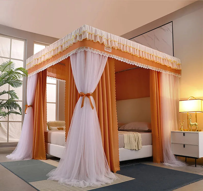 Un lit à baldaquin élégant avec des rideaux oranges et blancs, créant une atmosphère chaleureuse et raffinée dans la chambre.