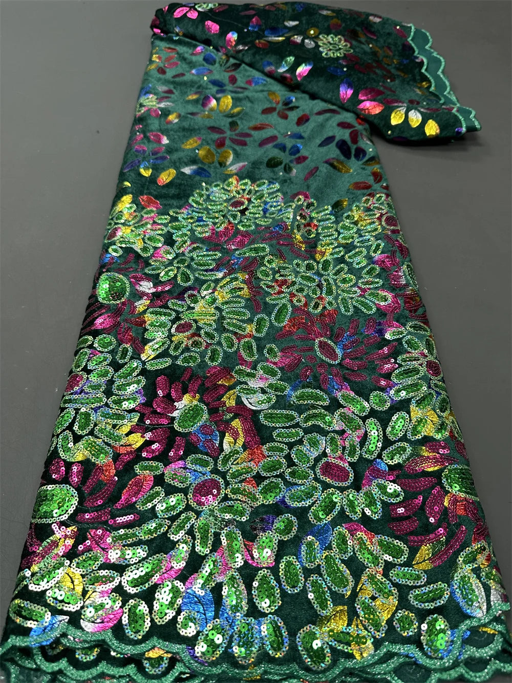 tissu décoratif brodé pailleté floral violet noir jaune rouge bleu vert sequins dentelle haute