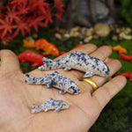 décoration intérieure poisson koi résine rouge blanc bleu points noirs réaliste maison