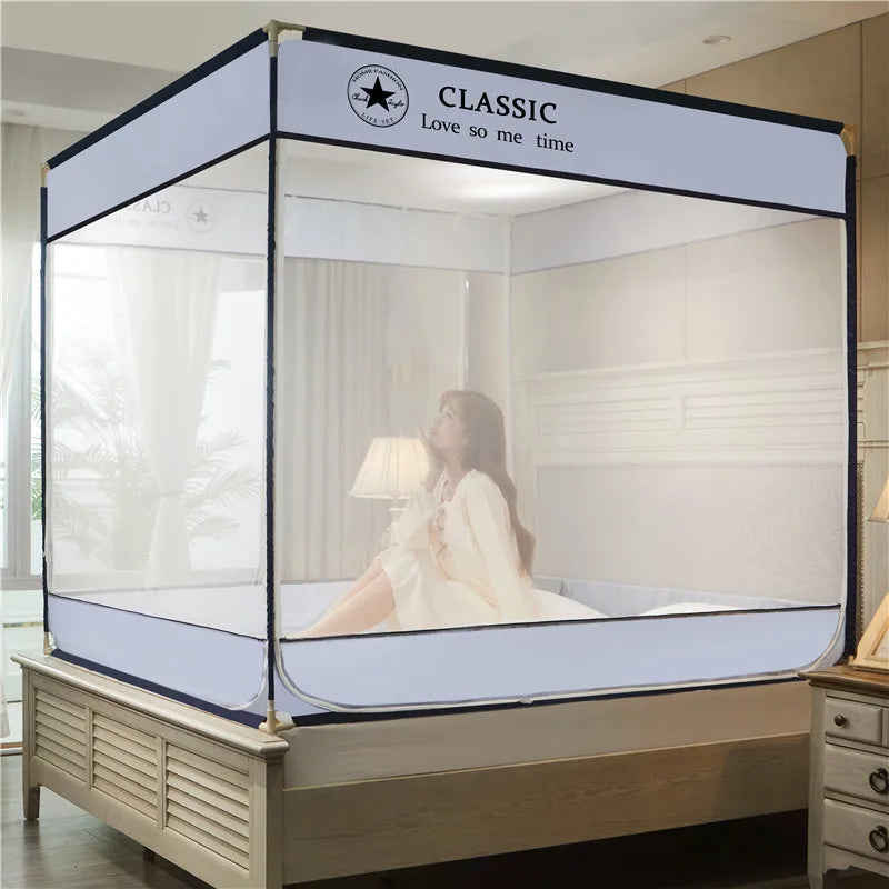 Une femme est assise dans un lit à baldaquin avec un design de style classique.