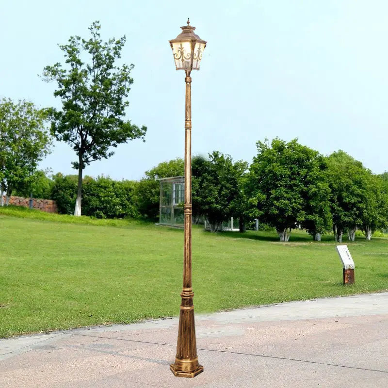 lampe rue élégante dorée vintage détails sculptés base octogonale ip65 led industrielle