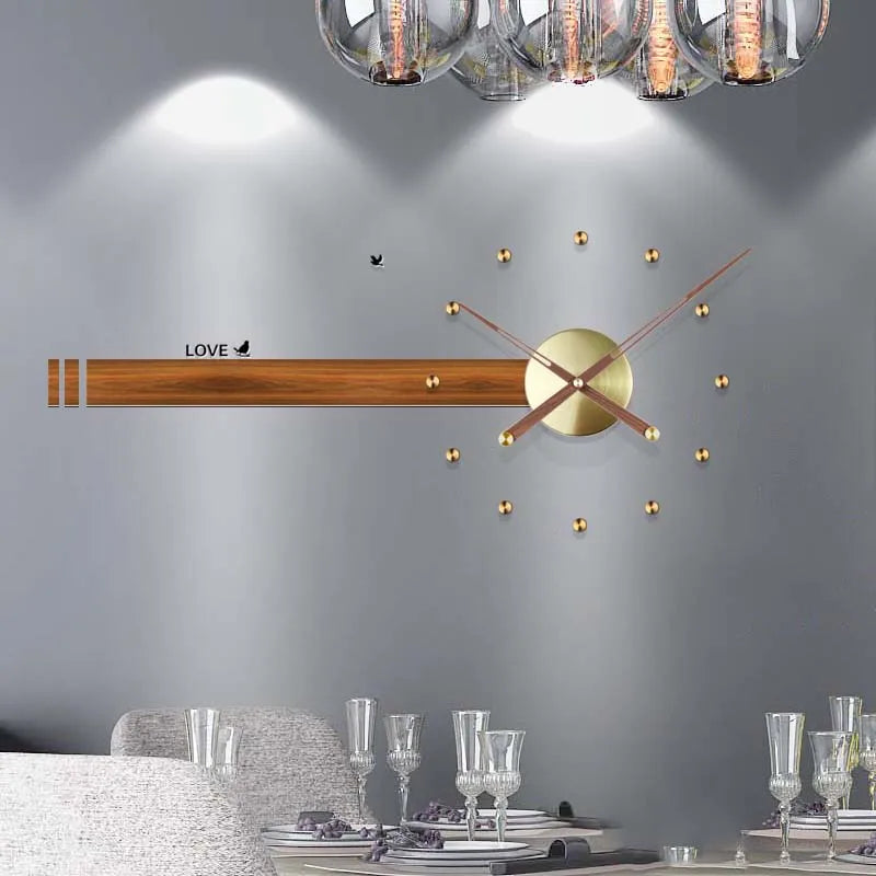 Horloge murale installée dans un salon contemporain
