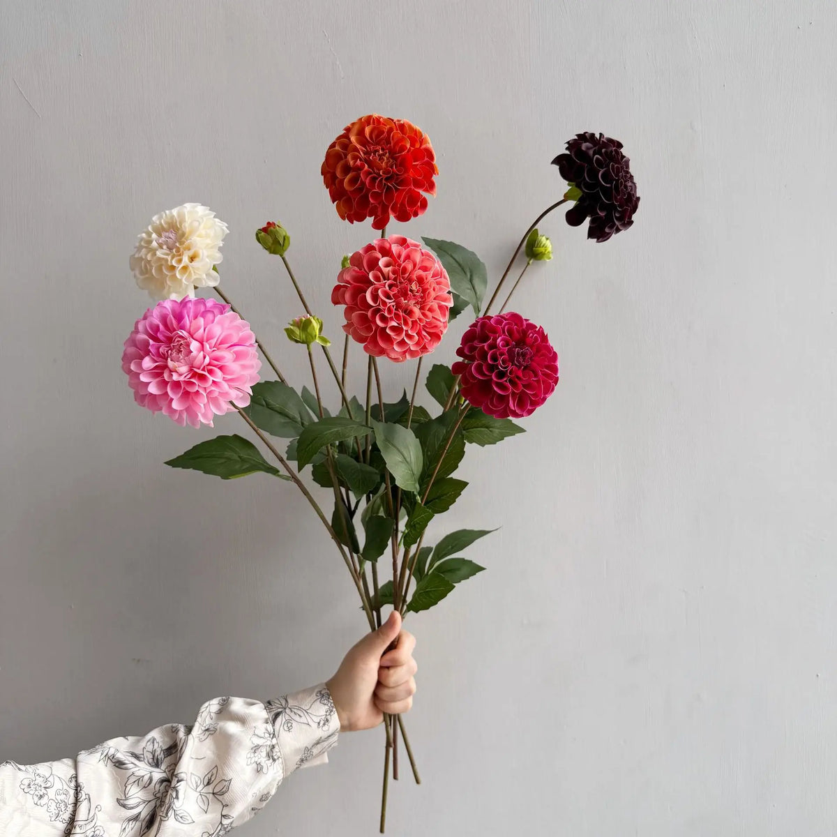 bouquet dahlias artificiels rose blanc rouge violet orange détaillés intérieur mariage festiveDecoration
