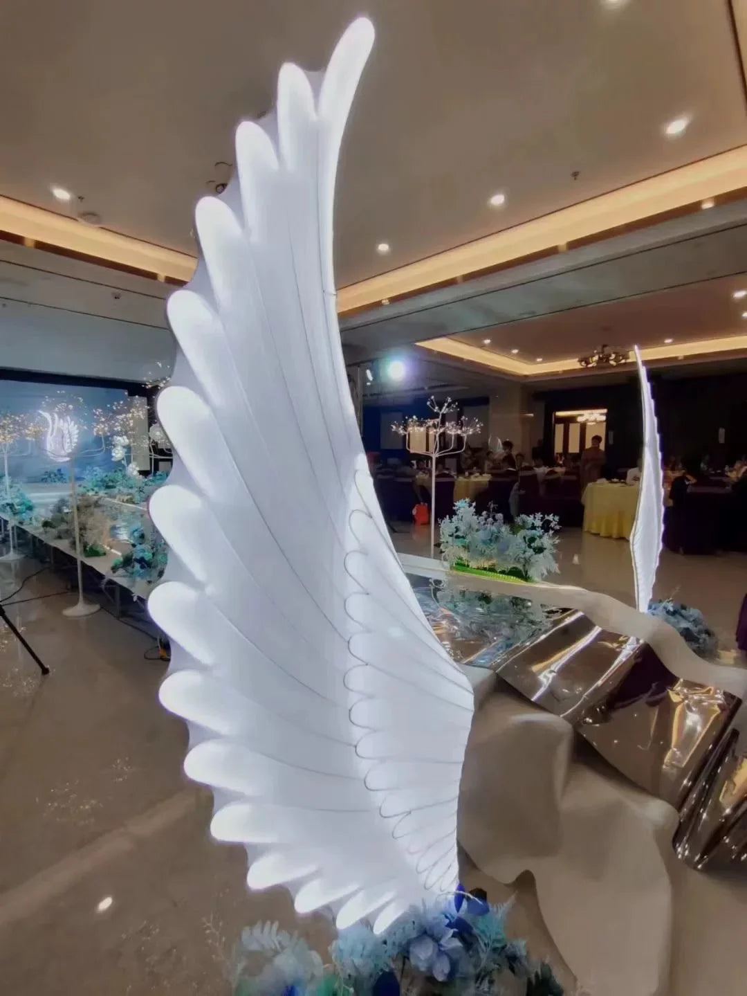 décoration mariage ailes lumineuses blanc nervures modernes pieds métal