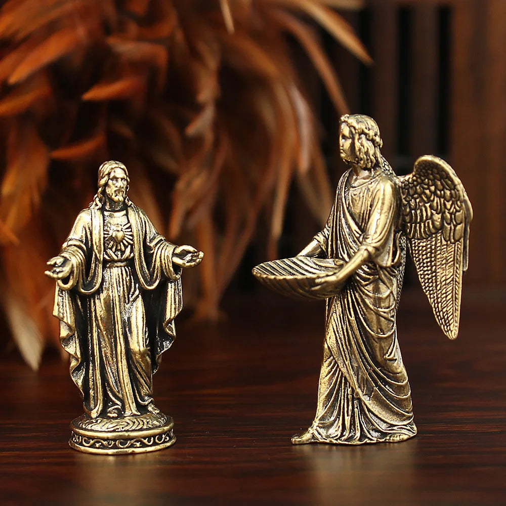 statues religieuses dorées texture métallique classique détails sculptés ailes motifs textiles ornement décoratif