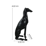Sculpture chien de chasse résine vert clair sur sol noir