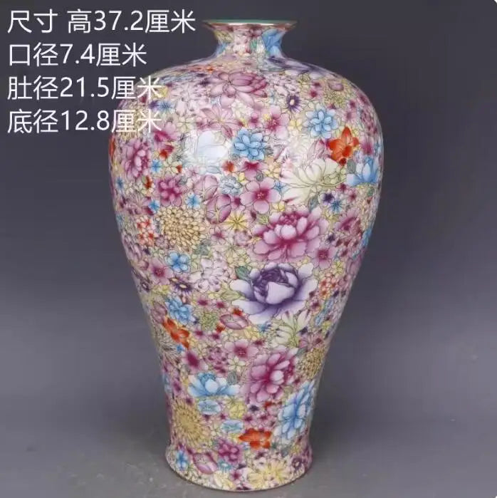 Un vase décoratif en porcelaine de forme élancée orné d'un motif floral coloré et éclatant, créant une pièce d'intérieur élégante et accrocheuse.