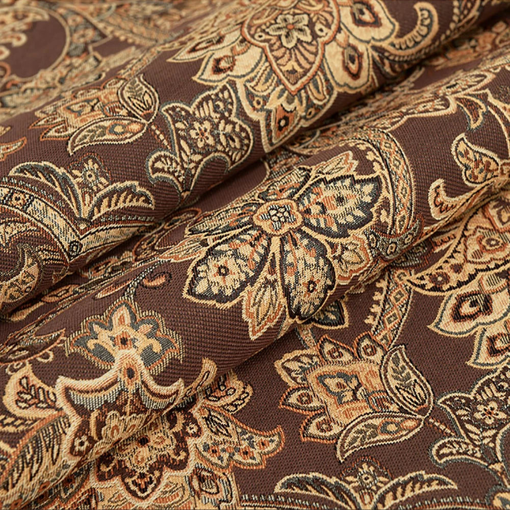 Élégant tissu marron aux motifs floraux et géométriques, dégageant une atmosphère paisible et raffinée.
