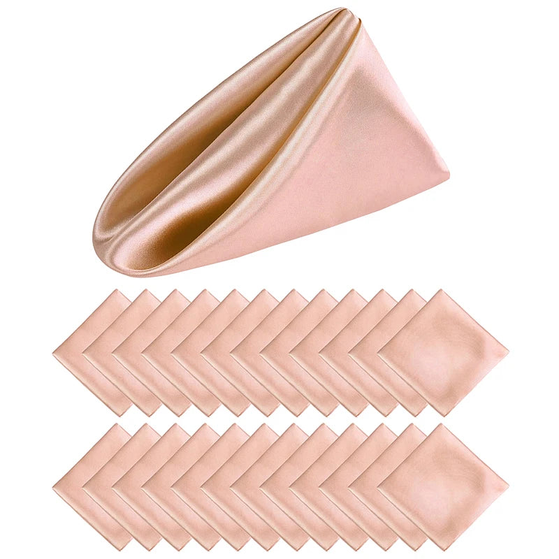 Des serviettes de table roses satinées sur fond blanc.