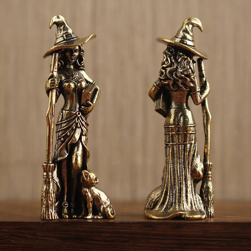 statuette sorcière bronze doré texture métallique artisanale vintage détaillée chapeau balai chat robe