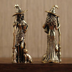 statuette sorcière bronze doré texture métallique artisanale vintage détaillée chapeau balai chat robe