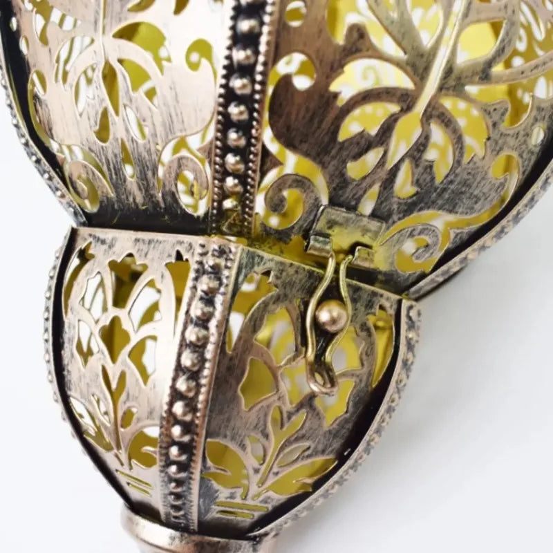 lampe suspendue dorée ornements floraux ajourée artisanale recharge solaireextérieur traditionnelle