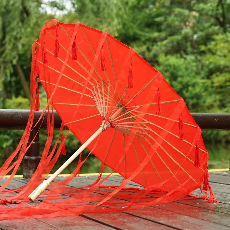 parapluie traditionnel chinois rouge translucide franges colorées poignée bois artisanale