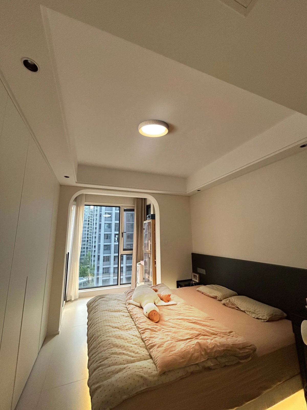 plafonnier led moderne pierre beige gris texture granulée éclairage zen minimaliste 4200k 3000k chambre
