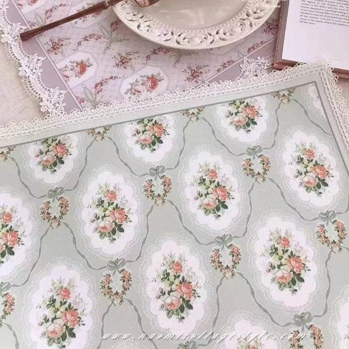 serviettes table rectangulaires fleurs roses classiques blanc rose pâle beige bleu clair bordure dentelée