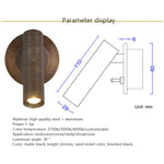 Installation de l'applique murale LED sur une tête de lit en bois