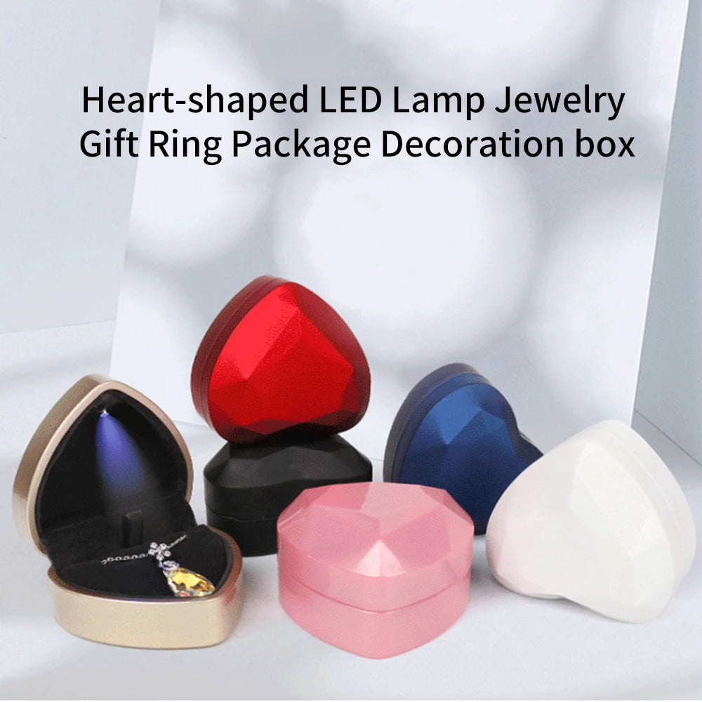 boîte bijoux contemporaine noire dorée lumière LED anneaux facettes géométriques occasions cadeaux anniversaires fêtes