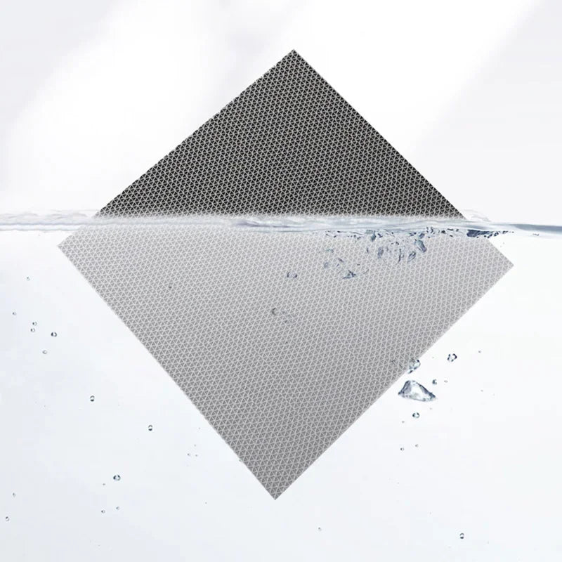 tapis bain douche géométrique gris rouge moderne minimaliste ouvert aéré salle bain