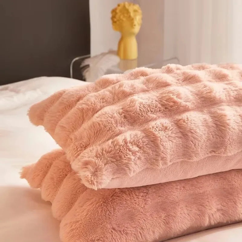 taies d'oreiller fourrure synthétique rose clair blanc cassé moderne respectueux environnement simple vert pastel